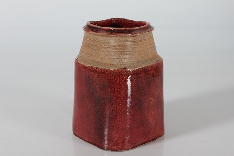 Herman A. Kähler
Square vase with red glaze