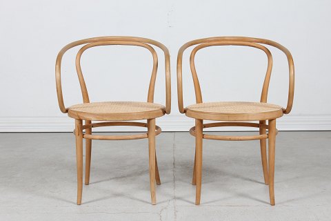 Gebrüder Thonet
Arm chairs of beech
Model 209