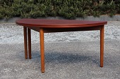 Poul M. Volther
Cirkulært sofabord med klap
fremstillet af teaktræ og patineret egetræ
Bordet kan stå enten som halvbord eller som udklappet
Producent: Frem, Røjle
Diameter 120 cm
Højde 55 cm
Fin stand
Bordet kan beses efter aftale
emne nr:
180728 Poul M. Volther
Cirkulært sofabord med klap
fremstillet af teaktræ og patineret egetræ
Bordet kan stå enten som halvbord eller som udklappet
Producent: Frem, Røjle
Diameter 120 cm
Højde 55 cm
Fin stand
Bordet kan beses efter aftale
emne nr:
180728