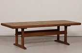 Jens Harald Quistgaard (1919-2008)
Aflangt sofabord fremstillet af egetræ med patina
monteret med talrige Quistgaard Asur fliser
med sjælden okker gul glasur
Længde 166 cm
Bredde 67 cm
Højde 50 cm
Fin stand efter almindelig brug
- ingen defekte fliser
Bordet kan beses efter aftale
emne nr:
327026 Jens Harald Quistgaard (1919-2008)
Aflangt sofabord fremstillet af egetræ med patina
monteret med talrige Quistgaard Asur fliser
med sjælden okker gul glasur
Længde 166 cm
Bredde 67 cm
Højde 50 cm
Fin stand efter almindelig brug
- ingen defekte fliser
Bordet kan beses efter aftale
emne nr:
327026