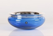 Michael Bang & Holmegaard
Royal Copenhagen
Stor Saturn skål af blåt glas med sølvkant
Producent: Holmegaard/Royal Copenhagen
Diameter 26 cm
Højde 11 cm
Fin fejlfri stand
emne nr:
335421 Michael Bang & Holmegaard
Royal Copenhagen
Stor Saturn skål af blåt glas med sølvkant
Producent: Holmegaard/Royal Copenhagen
Diameter 26 cm
Højde 11 cm
Fin fejlfri stand
emne nr:
335421