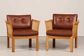 Illum Wikkelsø (1919-1999)
2 Plexus stole
fremstillet af lakeret egetræ
m/brune læderhynder med patina
Højde 74 cm
Bredde 75 cm
Dybde 70 cm
Producent: C. F. Christensen - Silkeborg
Fin stand efter almindelig brug
2 stk haves på lager
Besigtigelse efter aftale
emne nr:
341159 Illum Wikkelsø (1919-1999)
2 Plexus stole
fremstillet af lakeret egetræ
m/brune læderhynder med patina
Højde 74 cm
Bredde 75 cm
Dybde 70 cm
Producent: C. F. Christensen - Silkeborg
Fin stand efter almindelig brug
2 stk haves på lager
Besigtigelse efter aftale
emne nr:
341159