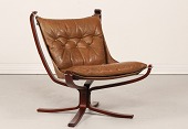 Sigurd Ressell
Falcon stol med brun læderhynde
og stel af mørk bejdset formspændt træ
Producent: Vatne Møbler i Norge
Højde 81 cm
Bredde 79 cm
Dybde 75 cm
Fin stand efter almindelig brug
med god patina
Stolen kan beses efter aftale
emne nr:
348316 Sigurd Ressell
Falcon stol med brun læderhynde
og stel af mørk bejdset formspændt træ
Producent: Vatne Møbler i Norge
Højde 81 cm
Bredde 79 cm
Dybde 75 cm
Fin stand efter almindelig brug
med god patina
Stolen kan beses efter aftale
emne nr:
348316
