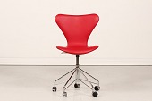 Arne Jacobsen (1902-1971)
7'er kontorstol model 3117
Nybetrukket med hindbær rødt læder
Prestige fra Arne Sørensen
Højdejusterbar på 5 hjul
Højde 79-91 cm
Sædehøjde 44-56 cm
Bredde 51 cm
Dybde 51 cm
Original stol fra Fritz Hansen A/S
Der ydes 2 års garanti på både stol og ombetrækning
emne nr:
348317 Arne Jacobsen (1902-1971)
7'er kontorstol model 3117
Nybetrukket med hindbær rødt læder
Prestige fra Arne Sørensen
Højdejusterbar på 5 hjul
Højde 79-91 cm
Sædehøjde 44-56 cm
Bredde 51 cm
Dybde 51 cm
Original stol fra Fritz Hansen A/S
Der ydes 2 års garanti på både stol og ombetrækning
emne nr:
348317