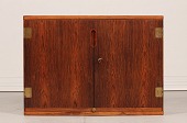 Svend Langkilde
Væghængt barskab m/2 låger
fremstillet af palisander med hylder og låger,
skuffe samt udtræksplade belagt med sort formica
Højde 50 cm
Længde 69,5 cm
Dybde 30 cm
Producent: Antagelig Langkilde Møbler
Rigtig fin stand
Barskabet kan beses efter aftale
emne nr:
360652 Svend Langkilde
Væghængt barskab m/2 låger
fremstillet af palisander med hylder og låger,
skuffe samt udtræksplade belagt med sort formica
Højde 50 cm
Længde 69,5 cm
Dybde 30 cm
Producent: Antagelig Langkilde Møbler
Rigtig fin stand
Barskabet kan beses efter aftale
emne nr:
360652