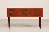 Danish Modern
Mindre entre kommode med 3 skuffer
fremstillet af teaktræ med messing beslag
Dansk møbelproducent
Længde 89 cm
Dybde 29 cm
Højde 52 cm
Fin stand
Kommoden kan beses efter aftale
emne nr:
360902 Danish Modern
Mindre entre kommode med 3 skuffer
fremstillet af teaktræ med messing beslag
Dansk møbelproducent
Længde 89 cm
Dybde 29 cm
Højde 52 cm
Fin stand
Kommoden kan beses efter aftale
emne nr:
360902