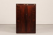 Danish Modern
Palisander barskab på hjul
m/mange funktioner og finesser
Mørkgrøn formica ilagt toppladen
Producent: Skovby Møbler/Dyrlund
Højde 90 cm
Bredde 59 cm
Dybde 45 cm
Fin nyrenoveret stand
emne nr:
360903 Danish Modern
Palisander barskab på hjul
m/mange funktioner og finesser
Mørkgrøn formica ilagt toppladen
Producent: Skovby Møbler/Dyrlund
Højde 90 cm
Bredde 59 cm
Dybde 45 cm
Fin nyrenoveret stand
emne nr:
360903