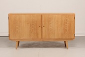 Poul Hundevad
Lille lav skænk af egetræ
m/2 låger bag hvilke skuffer og hylder
monteret med nye skråstillede ben
Længde 138 cm
Dybde 43 cm
Højde 75 cm
Fin stand
Skænken kan beses efter aftale
emne nr:
361478 Poul Hundevad
Lille lav skænk af egetræ
m/2 låger bag hvilke skuffer og hylder
monteret med nye skråstillede ben
Længde 138 cm
Dybde 43 cm
Højde 75 cm
Fin stand
Skænken kan beses efter aftale
emne nr:
361478