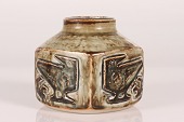 Royal Copenhagen og Jørgen Mogensen
Kvadratisk stentøjs vase med lige sider og fugle
Model nr. 21925
Sign. monogram for Jørgen Mogensen
Højde 13,5 cm
Diameter ca 14 cm
1. sortering - fin fejlfri stand
emne nr:
365355 Royal Copenhagen og Jørgen Mogensen
Kvadratisk stentøjs vase med lige sider og fugle
Model nr. 21925
Sign. monogram for Jørgen Mogensen
Højde 13,5 cm
Diameter ca 14 cm
1. sortering - fin fejlfri stand
emne nr:
365355