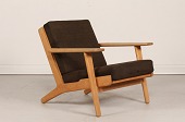 Hans J. Wegner (1914-2007)
GE 290 lav lænestol
fremstillet af massiv egetræ
med gamle hynder betrukket m/brun uld
Producent: Getama A/S
Højde 71 cm
Sædehøjde 39 cm
Bredde 75 cm
Dybde 78 cm
Fin stand med god patina
og originale hynder med lidt slid på betrækket
Stolen kan beses efter aftale
emne nr:
365445 Hans J. Wegner (1914-2007)
GE 290 lav lænestol
fremstillet af massiv egetræ
med gamle hynder betrukket m/brun uld
Producent: Getama A/S
Højde 71 cm
Sædehøjde 39 cm
Bredde 75 cm
Dybde 78 cm
Fin stand med god patina
og originale hynder med lidt slid på betrækket
Stolen kan beses efter aftale
emne nr:
365445