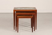 Severin Hansen Jr.
Sæt indskudsborde af palisander
Monteret med forskellige kakler fra
den Kongelige Porcelænsfabrik
tegnet af Grete Helland-Hansen
senere Grete Nash
Højde 50 cm
Længde 57 cm
Dybde 37 cm
Producent: Haslev Møbler
Fin stand efter almindelig brug
med lidt farveforskel og ridser
Indskudsbordene kan beses efter aftale
emne nr:
365446 Severin Hansen Jr.
Sæt indskudsborde af palisander
Monteret med forskellige kakler fra
den Kongelige Porcelænsfabrik
tegnet af Grete Helland-Hansen
senere Grete Nash
Højde 50 cm
Længde 57 cm
Dybde 37 cm
Producent: Haslev Møbler
Fin stand efter almindelig brug
med lidt farveforskel og ridser
Indskudsbordene kan beses efter aftale
emne nr:
365446